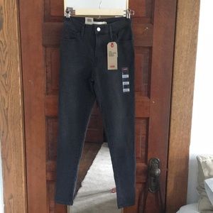NWT Levi’s 720 High-Rise Super Skinny W25L28